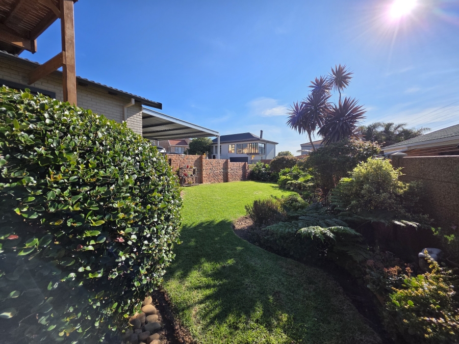 4 Bedroom Property for Sale in Wavecrest Eastern Cape